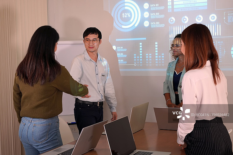 亚洲年轻团队在创意办公室开会图片素材