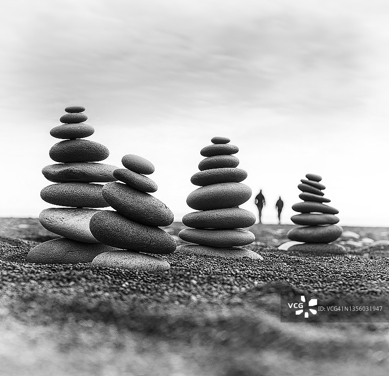 黑色沙滩上的高耸岩石图片素材