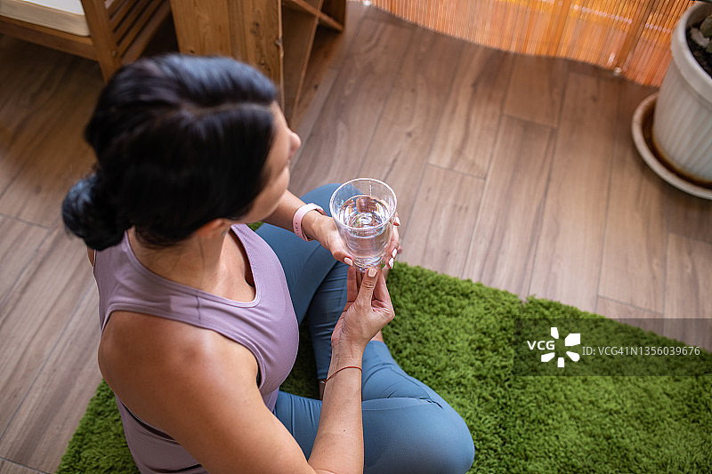 锻炼后，女人在喝水图片素材