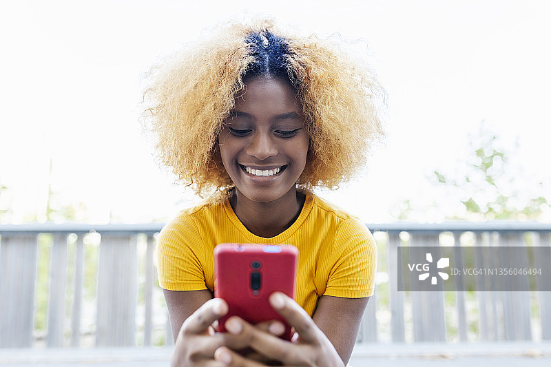 使用手机的年轻非裔美国妇女图片素材