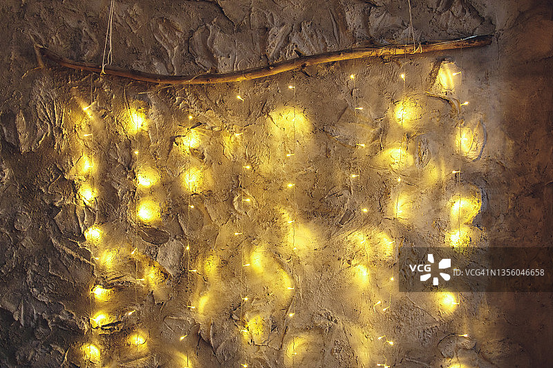 圣诞节背景与闪 glowing 花环灯，庆祝新年图片素材