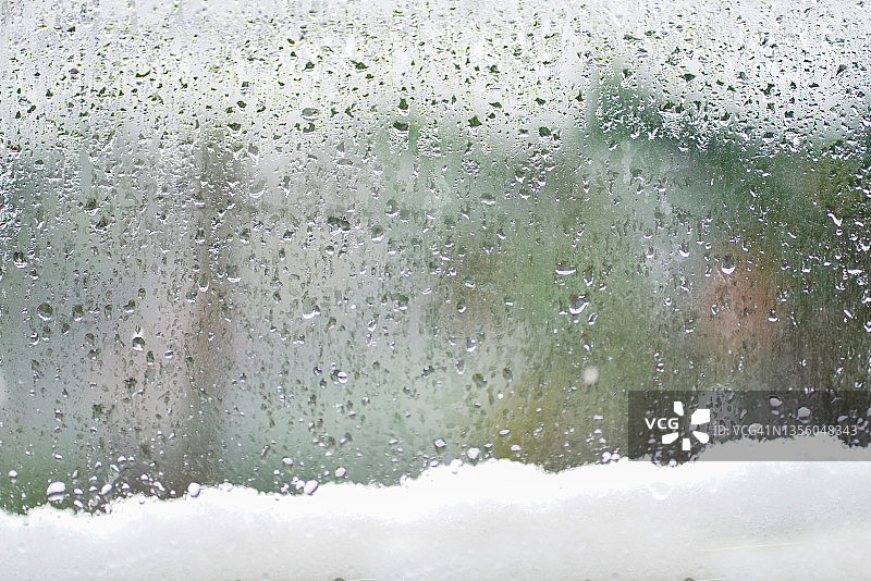 玻璃上的雪和冷凝水图片素材