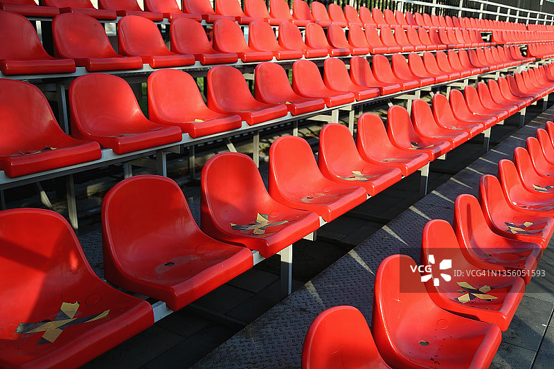 疫情封锁期间体育场内的红色空座位图片素材