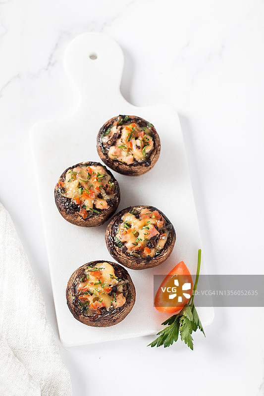 蘑菇开胃菜：火腿奶酪番茄欧芹酿大蘑菇图片素材