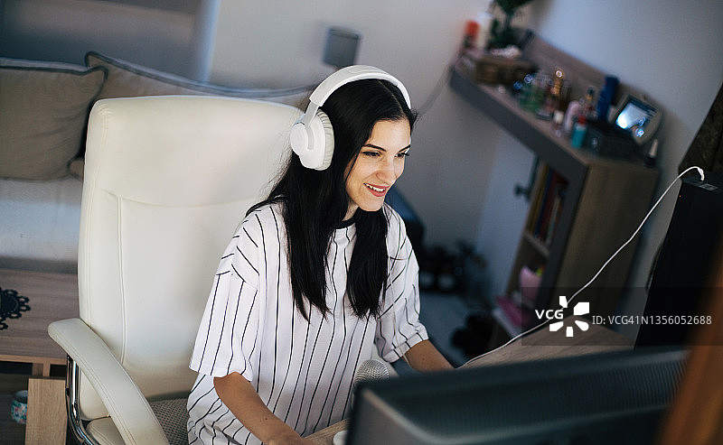 年轻女人玩电脑游戏图片素材