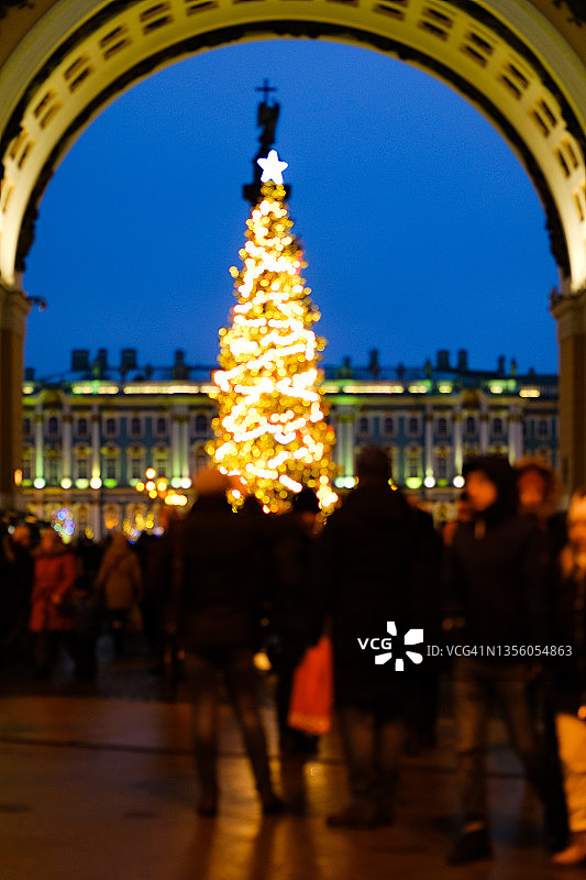 俄罗斯圣彼得堡宫殿广场上装饰的照明圣诞树模糊散焦新年庆祝活动图片素材