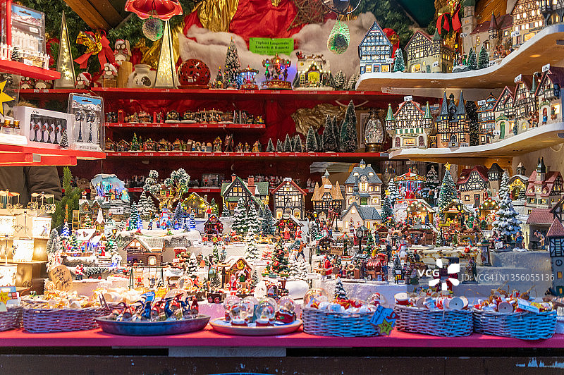 出售圣诞装饰品和礼品的市场摊位图片素材