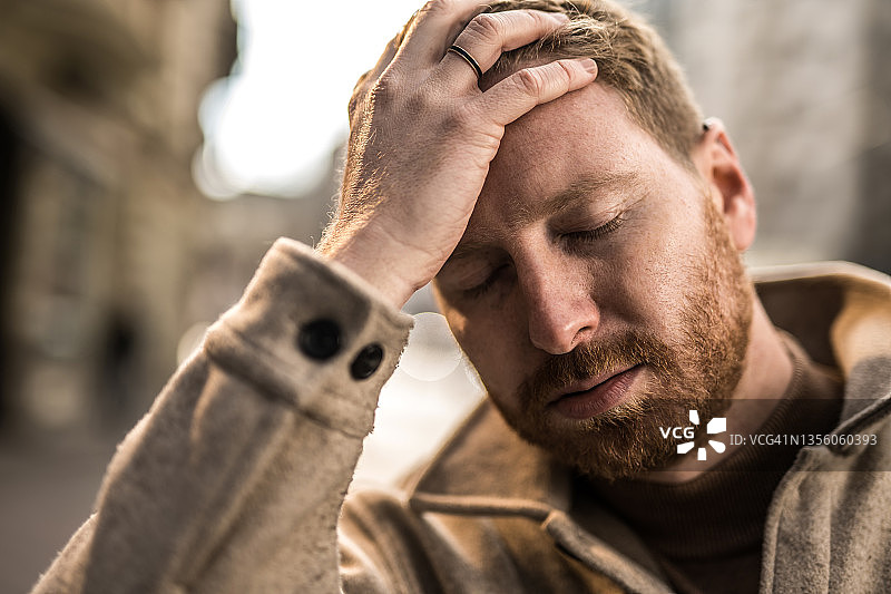 城市里沮丧的男人图片素材