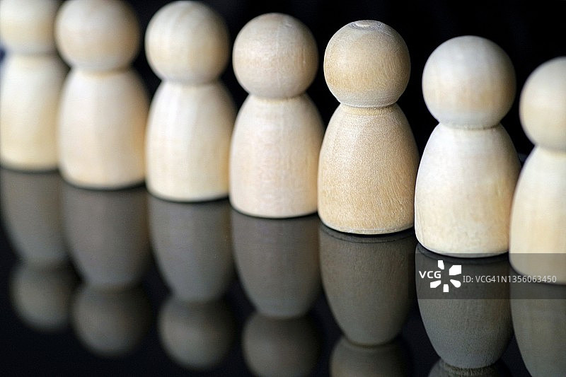 一排木制人偶图片素材