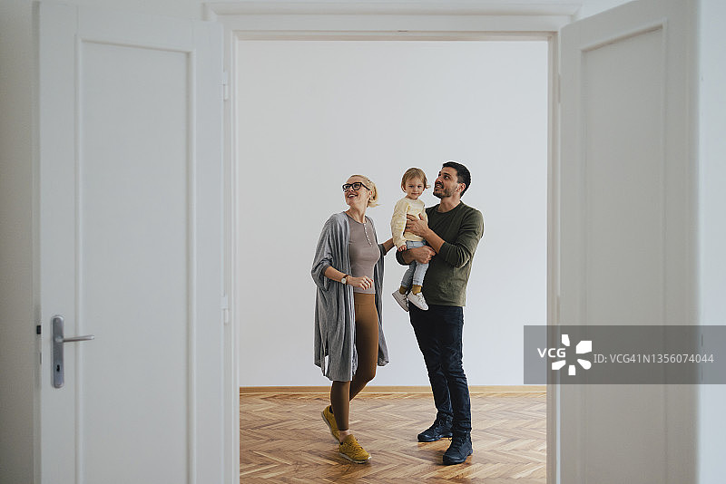 兴奋的一家人搬进新家图片素材