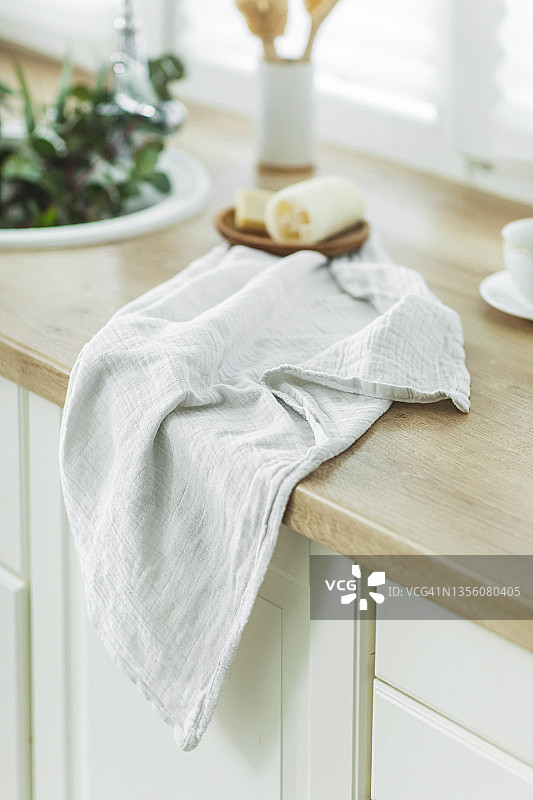 天然有机纱布毛巾和环保清洁产品及刷子，放置在厨房的柜台上图片素材