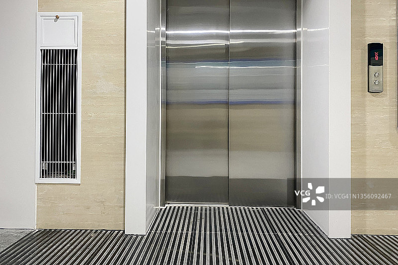 电梯门旁的开放空间图片素材