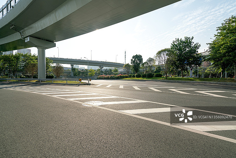 沥青路面下高架道路图片素材