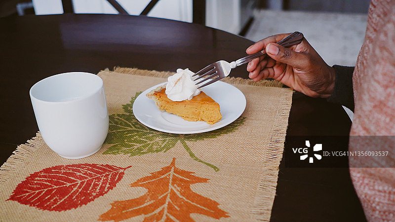 女人在吃南瓜派图片素材