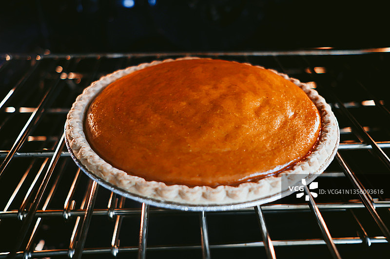 烤箱烘烤南瓜派图片素材