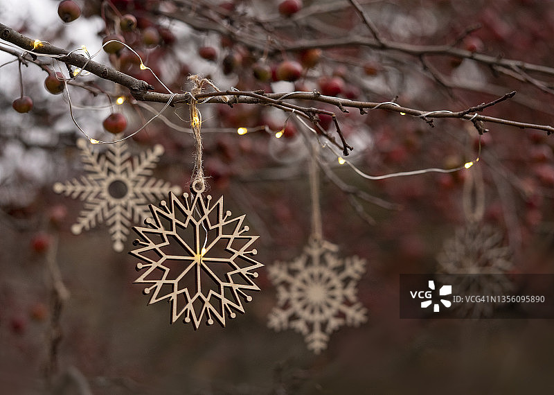 带手工装饰的木制星形圣诞卡片图片素材