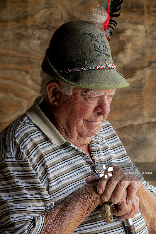 戴着蒂罗尔帽的意大利裔老农观看游行图片素材