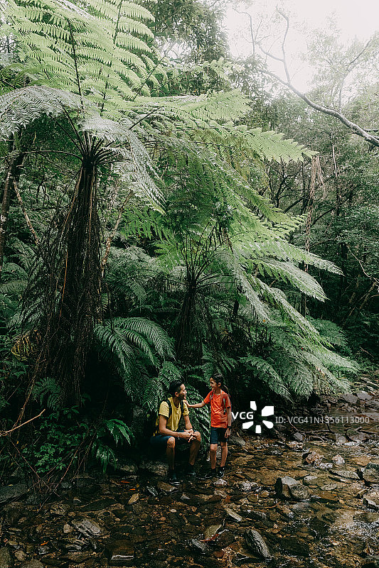父亲和女儿在冲绳丛林，中国台湾。图片素材