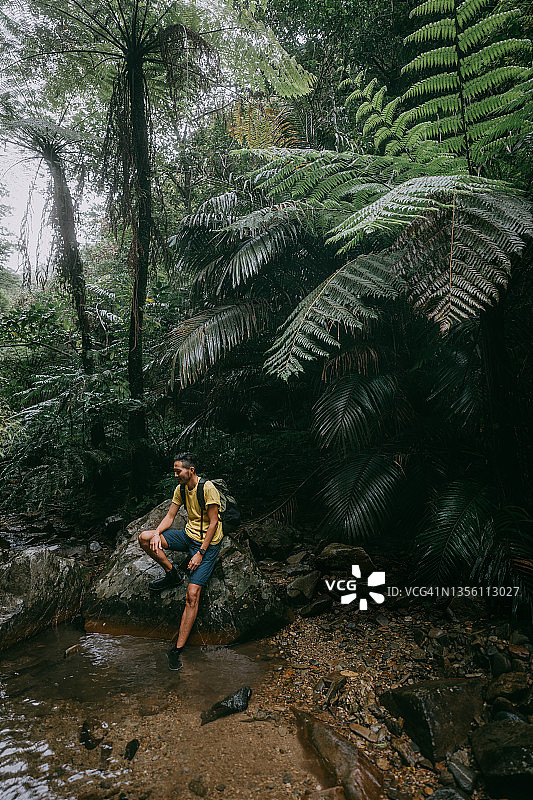 男人在日本冲绳的丛林中休息图片素材