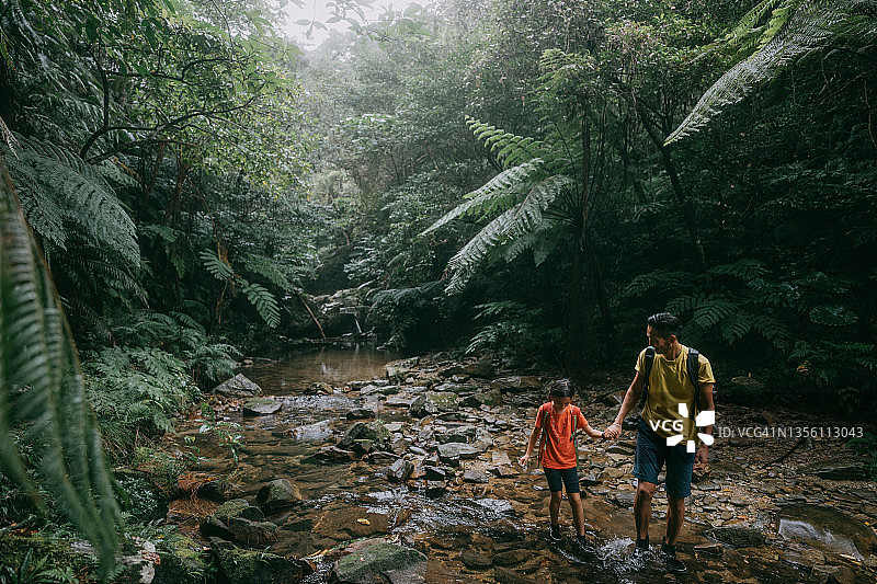 父女在日本冲绳丛林徒步旅行图片素材