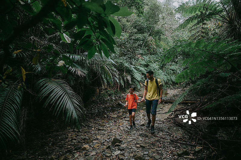 父女在日本冲绳丛林徒步旅行图片素材