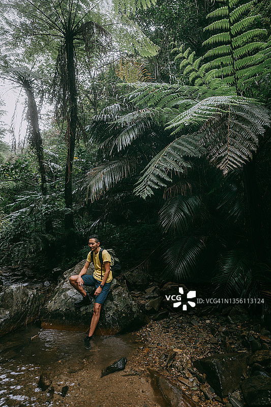 男子在日本冲绳的雨林中休息图片素材