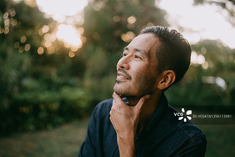 男人在花园日落时沉思图片素材