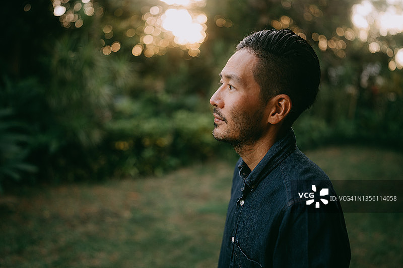 男子沉思的肖像图片素材