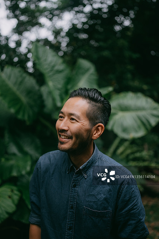 在户外微笑的快乐日本男人图片素材