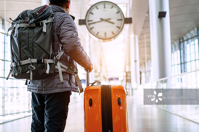 机场内携带行李箱的旅客图片素材