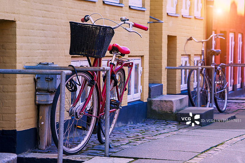 丹麦哥本哈根明亮墙壁旁的自行车图片素材