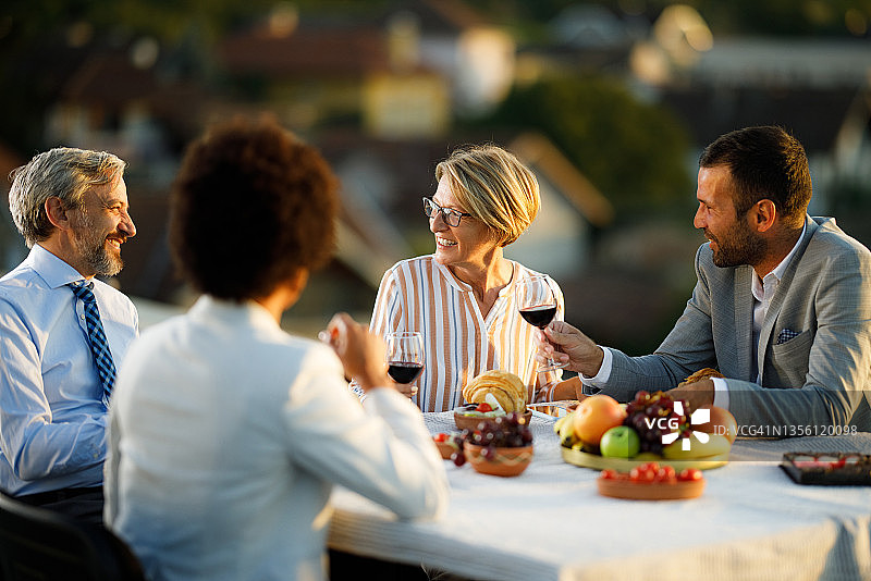 下班后，快乐的商人在露台上交谈图片素材
