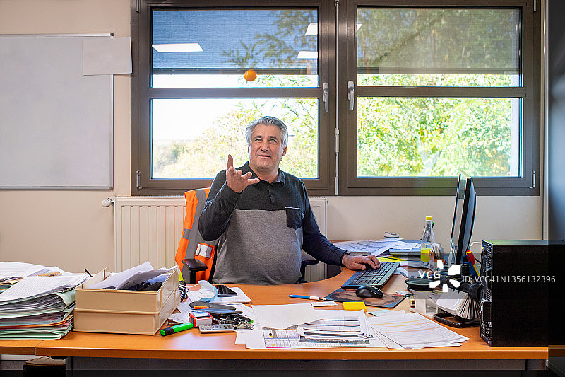 一名办公室职员在电脑前玩球图片素材