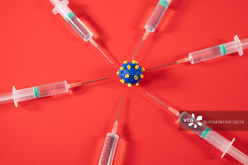 新冠病毒和周围带有新冠疫苗的6个注射器图片素材