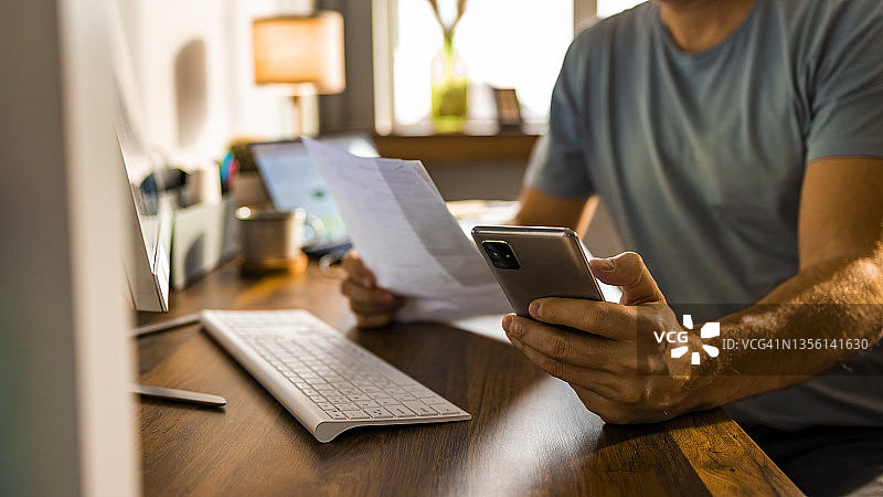 低收入男人查看家庭财务状况图片素材