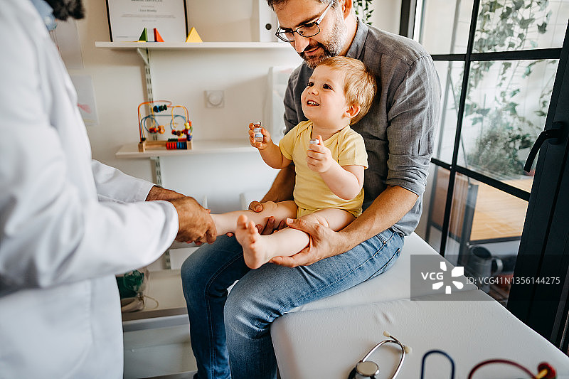 宝宝在诊所拿着注射液图片素材