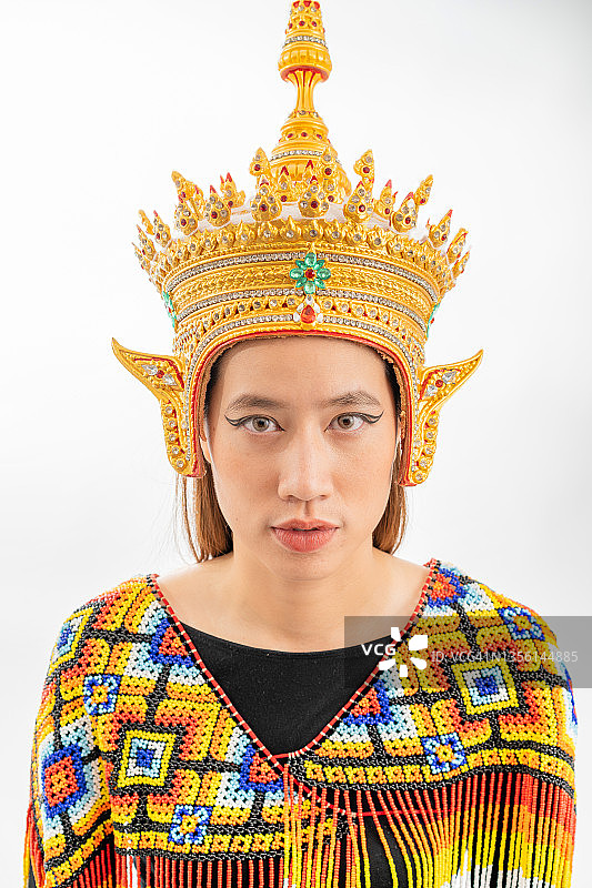 穿着泰国南部古典舞蹈服饰的女性肖像，MANOHRA 是泰国南部的民间舞蹈图片素材