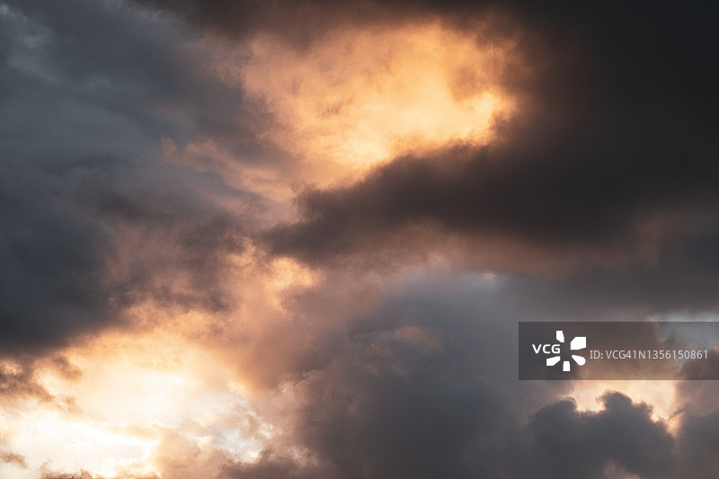 阴沉的天空图片素材