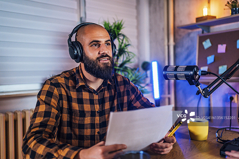 成功的电台主持人图片素材