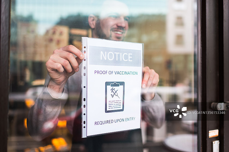 男人在门口悬挂信息标志图片素材