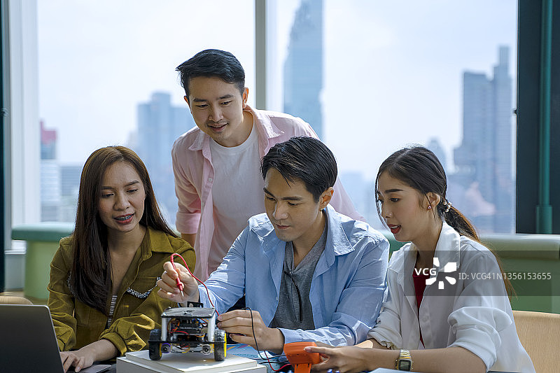 大学生共同进行机械和工程项目图片素材