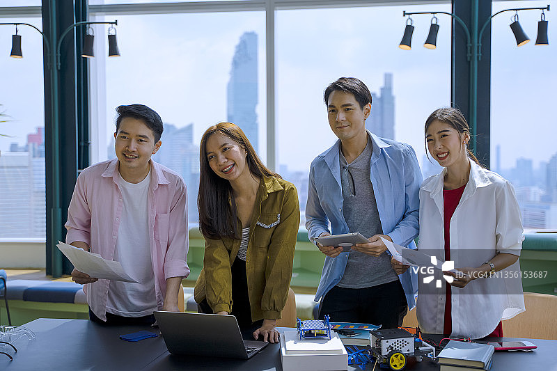 大学生共同进行机械和工程项目图片素材