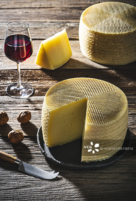 曼彻格奶酪和红酒杯图片素材