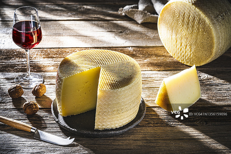 曼彻格奶酪和红酒杯图片素材