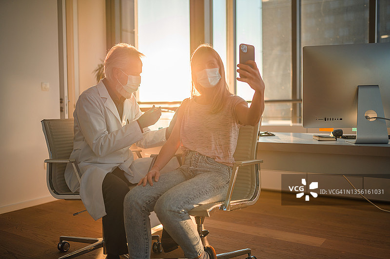 中年女病人接种新冠疫苗图片素材