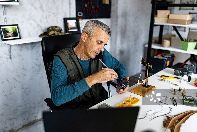 小型企业主在与客户交谈时准备发送产品图片素材