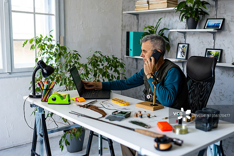 小企业主在电话中与客户交谈图片素材