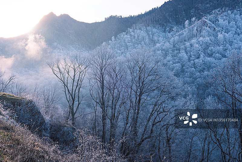 山间新雪图片素材