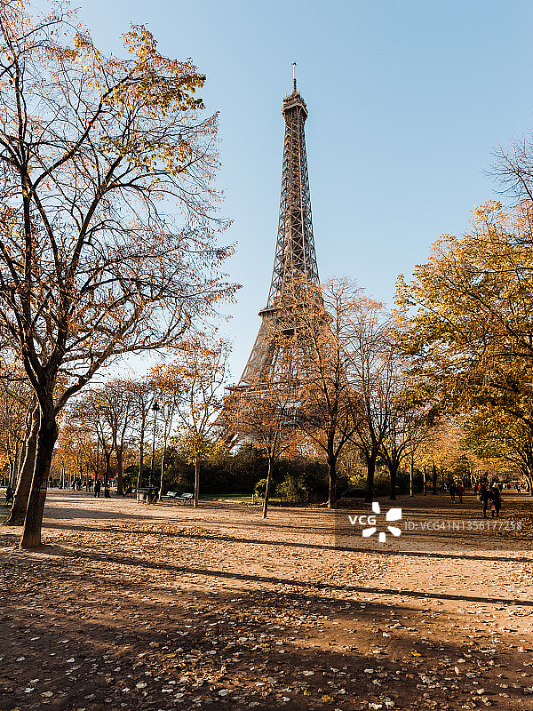 巴黎埃菲尔铁塔的秋色图片素材
