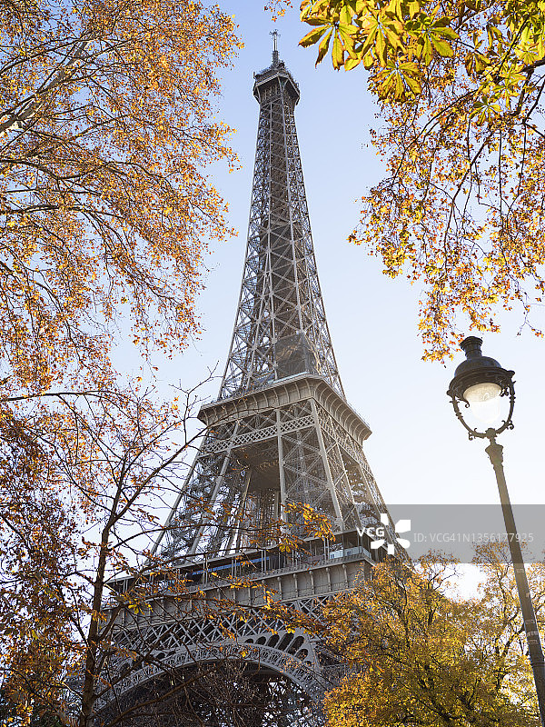巴黎埃菲尔铁塔的秋色图片素材